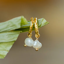 Load image into Gallery viewer, Joie Mini Baroque Pearl Earrings (2 Colors)